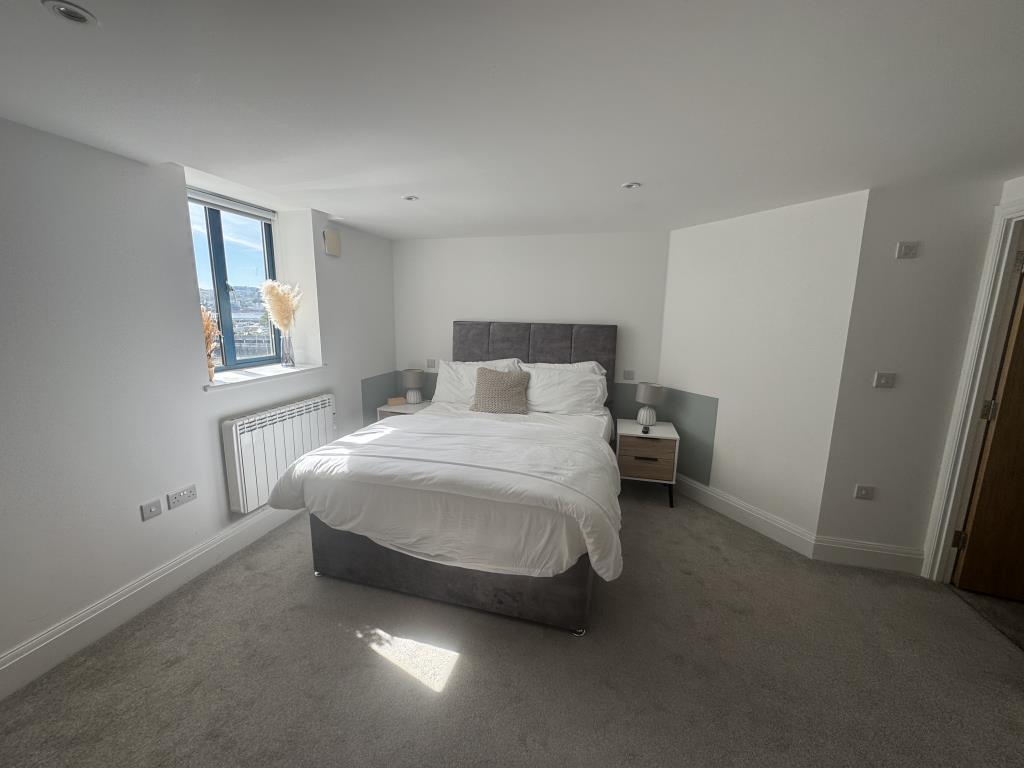 Lot: 85 - A WELL PRESENTED APARTMENT WITHIN PROXIMITY TO TORQUAY HARBOUR - Bedroom one